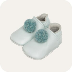 Chaussons bébé cuir souple – Lait et Miel "Pompon bleu"